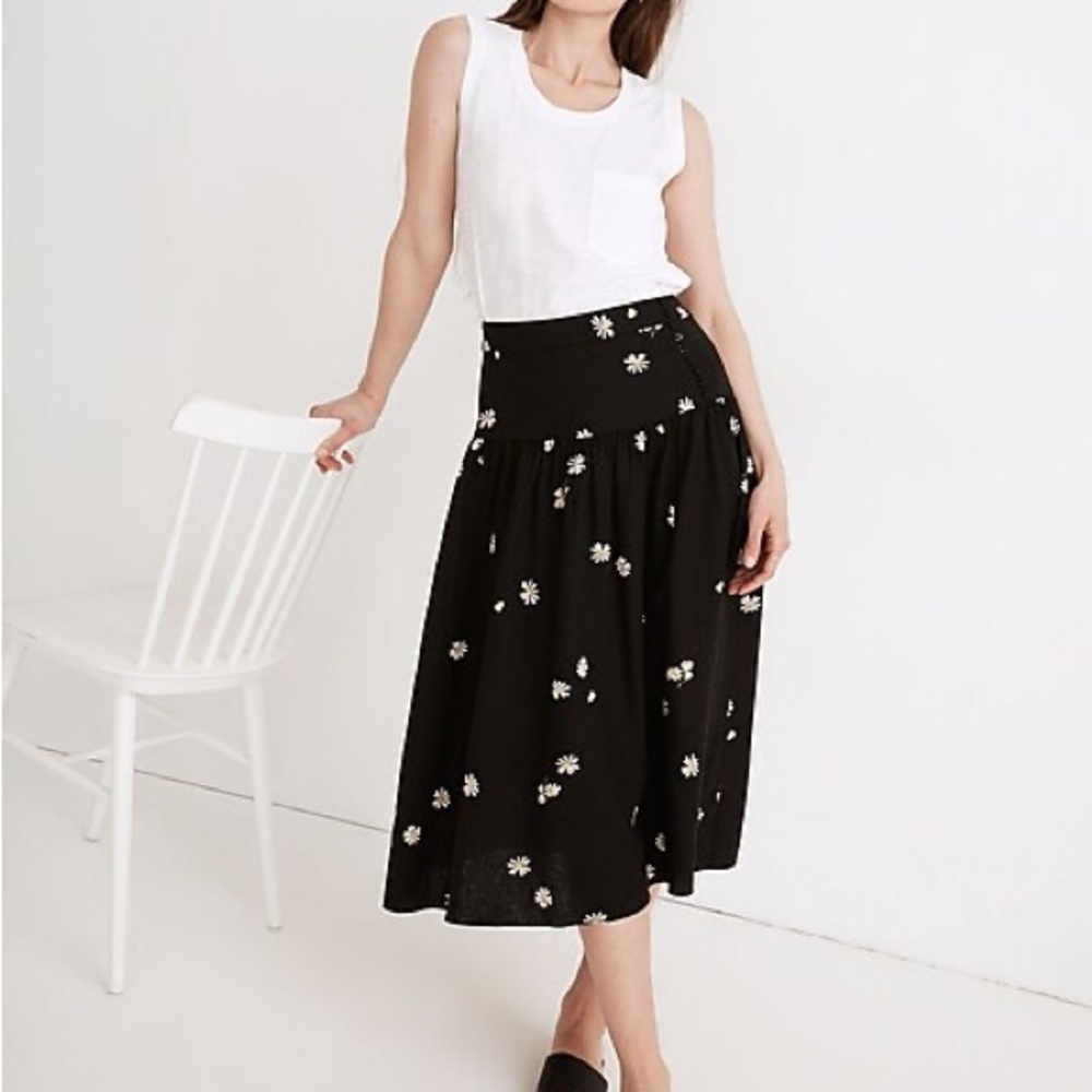 Madewell black midi skirt with daisy print. Size 4